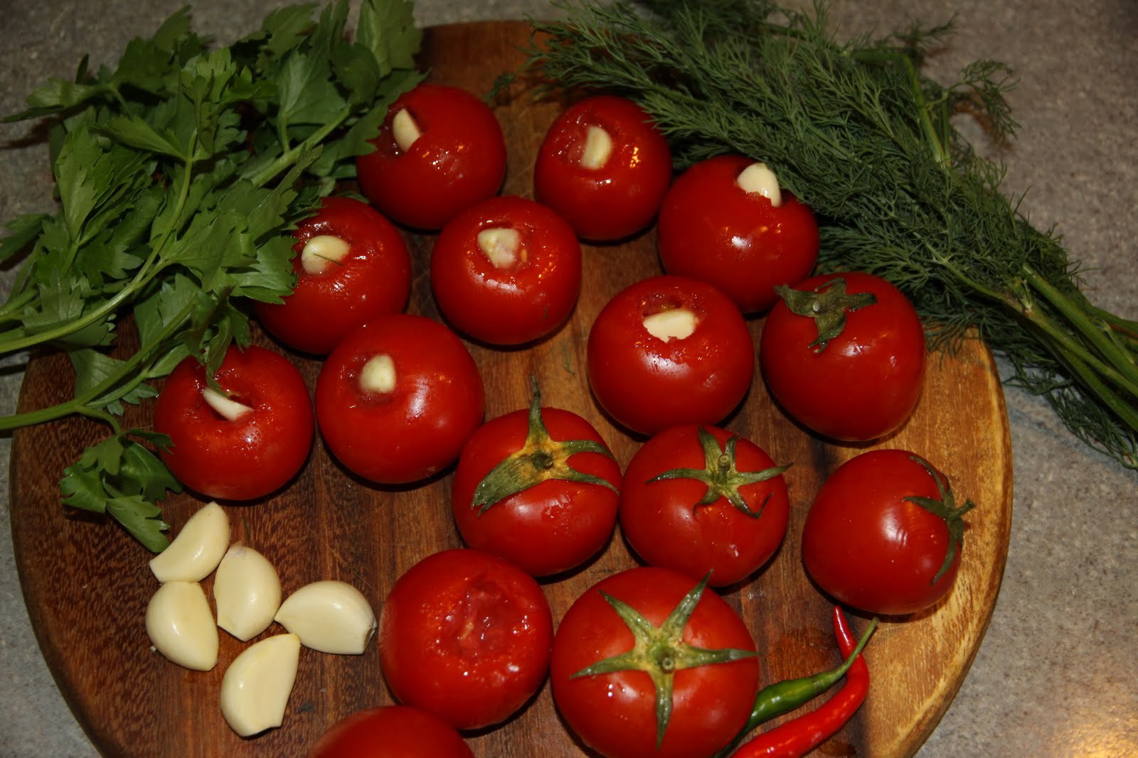 Простой рецепт помидоры с чесноком